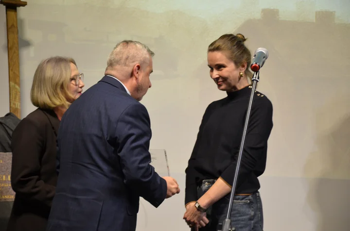Anna Dziewit-Meller odbiera nagrodę "Tabaluka"