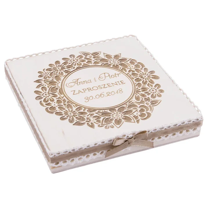 Wręczenie rodzicom unikalnego zaproszenia na wesele w pudełku to sposób na okazanie im, że są wyjątkowi