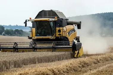 Jak działa kombajn zbożowy i jakie są jego najważniejsze elementy robocze