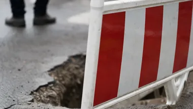Trzy miejsca z utrudnieniami w ruchu. Drogowcy prowadzą prace przy kanalizacji