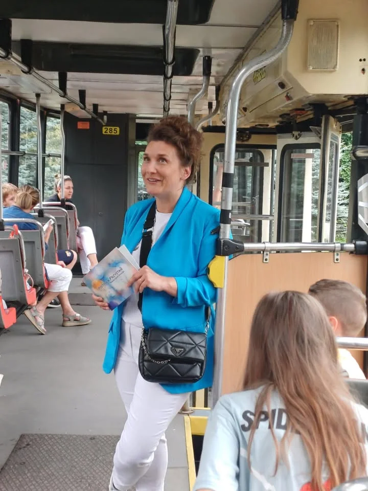 Obrazek przedstawia grafikę promocyjną wydarzenia Czytanie poezji na pożegnanie lata w Muzeum PRL-u w Rudzie Śląskiej