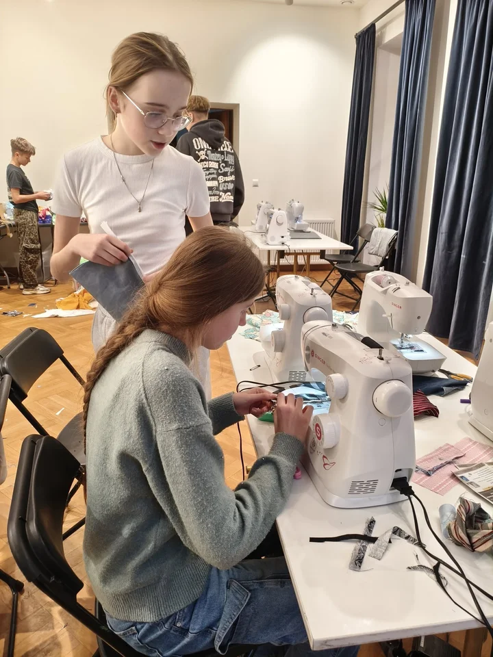 Grafika promocyjna wydarzenia Ferie Krawieckie dla Młodzieży — 1. turnus (16–20 lutego)