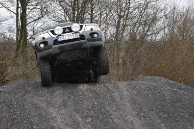 Grafika promocyjna wydarzenia Śląska Wyprawa Offroadowa — błoto, trawersy i ognisko