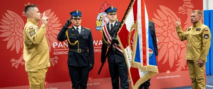Dwóch nowych strażaków złożyło ślubowanie w Rudzie Śląskiej