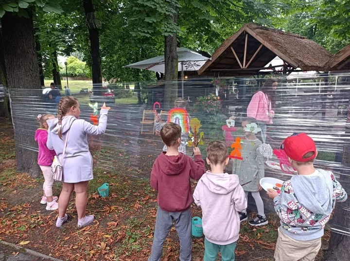 W lipcowe soboty ogród ŚTI zapełni się rodzinami. Na trawie będzie joga i muzyka
