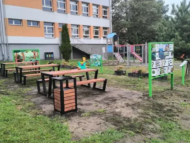 24 tys. zł na zieloną strefę przy szkole. Są ławostoły i deszczówka