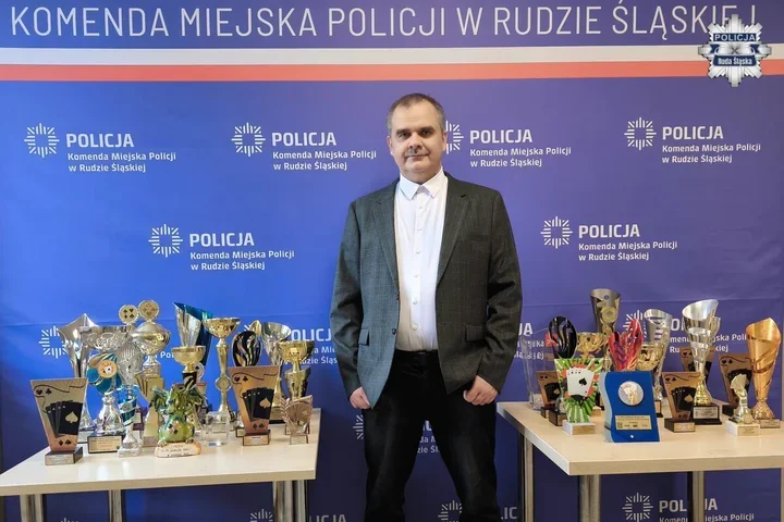 Policjant z Rudy Śląskiej zdobył najwyższy sportowy szczyt przy karcianym stole