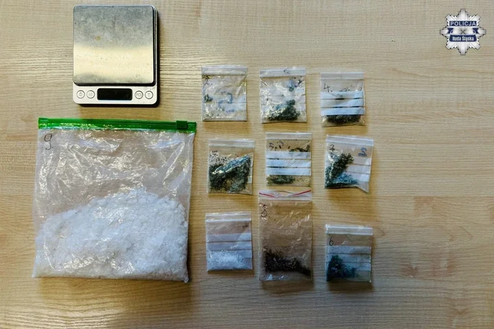 Narkotyki w mieszkaniu i sprzedaż przez aplikacje - para wpadła