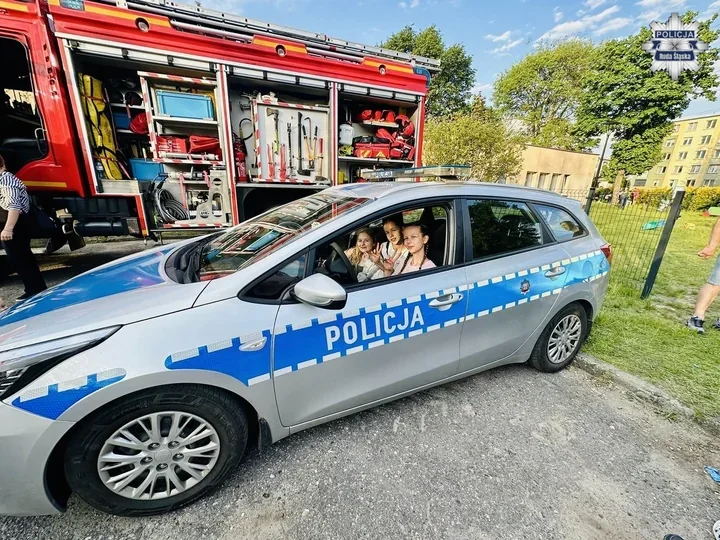 Radiowóz przy przedszkolu - dzielnicowy dał dzieciom ważną lekcję w Rudzie Śląskiej