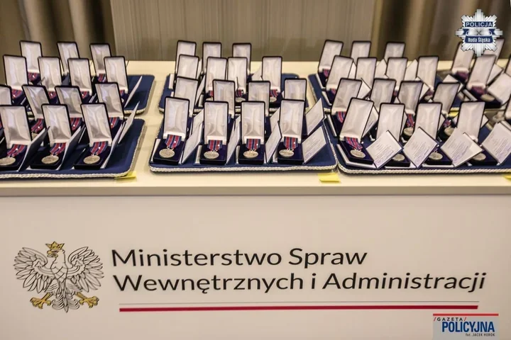 Rudzcy policjanci weszli do płonącego bloku i wrócili z medalami