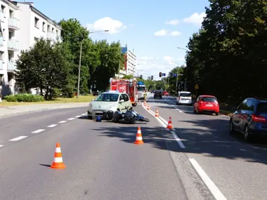 Renault uderzył w motocyklistę przy przejściu. 38-latek trafił do szpitala