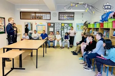 Rudzki policjant ostrzegł uczniów przed codziennymi pułapkami na ulicy