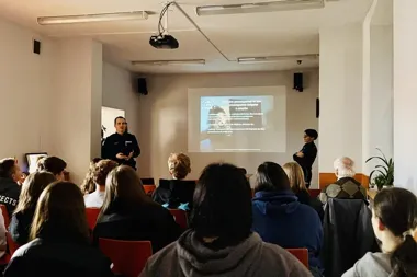 Młodzież i seniorzy w Orzegowie usłyszeli, jak działają sieciowe pułapki