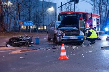 Motocyklista trafił do szpitala śmigłowcem po zderzeniu - kierowca nie ustąpił pierwszeństwa