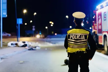 Kierował z zakazem i po alkoholu - pasażerka śmigłowcem trafiła do szpitala