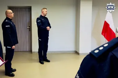 Awanse i nagrody w rudzkiej komendzie - biało-czerwone symbole na pierwszym planie