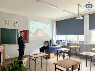 Dopalacze i alkohol na lekcji w Rudzie Śląskiej - policjant ostrzegł uczniów