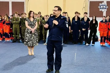 Radiowóz i motocykl przyciągnęły uczniów - policja odsłoniła kulisy służby