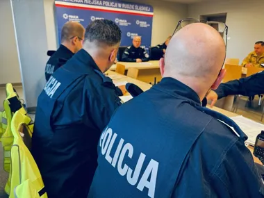 Policjanci w mundurach siedzą podczas spotkania w sali Komendy Miejskiej Policji w Rudzie Śląskiej.