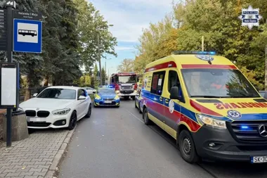 Na ulicy 1 Maja w Halembie w Rudzie Śląskiej stoją pojazdy służb ratunkowych: karetka pogotowia, policyjny radiowóz i wóz strażacki.